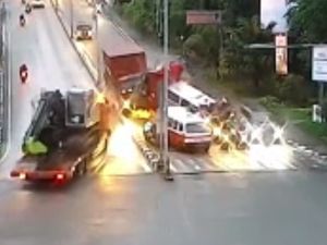 Manuver Truk Disorot: Sudah di Kiri, Geser Kanan dan Bikin Tabrakan Maut