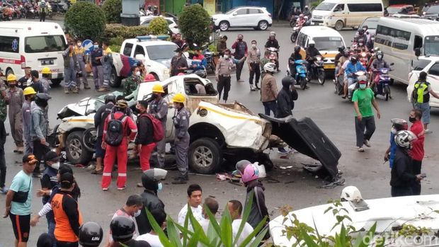 Kecelakaan maut truk tronton tabrak sejumlah pengendara di Balikpapan, Kaltim. (Budi/detikcom)