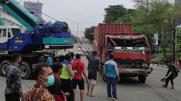 Petugas mengevakuasi truk tronton bernomor plat KT 8534 AJ setelah mengalami kecelakaan di Turunan Rapak, Jalan Soekarno-Hatta, Balikpapan, Jumat (21/1/2022). Kecelakaan yang diduga karena truk mengalami rem blong itu mengakibatkan lima orang tewas. ANTARA FOTO/HO/Novi A/pras/nym.