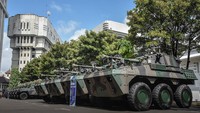 Dikutip dari situs resmi Pindad, kendaraan yang diserahkan oleh Menhan kepada TNI AD meliputi 7 unit kendaraan tempur Badak 6x6, 26 unit Anoa 6x6 (APC & Komando), serta 10 unit kendaraan taktis Komodo 4x4 (APC). Foto: Dok. Pindad