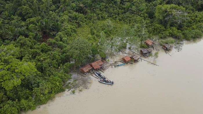 Kerja Keras Marinir Menembus Pedalaman Papua Prajurit Satgas Korps Marinir membantu kesulitan penduduk ataupun suku yang lokasinya sulit untuk dijangkau di pedalaman Papua.
