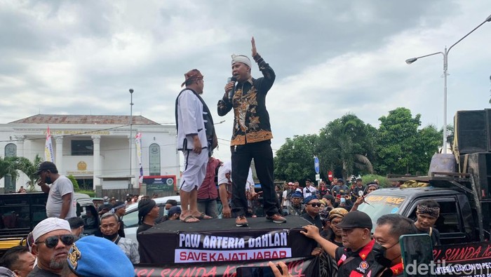 Ketua DPRD Pendi Anwar (kemeja kotak-kotak) berada di atas mobil komando dan didesak massa aksi untuk berbicara terkait Arteria Dahlan.