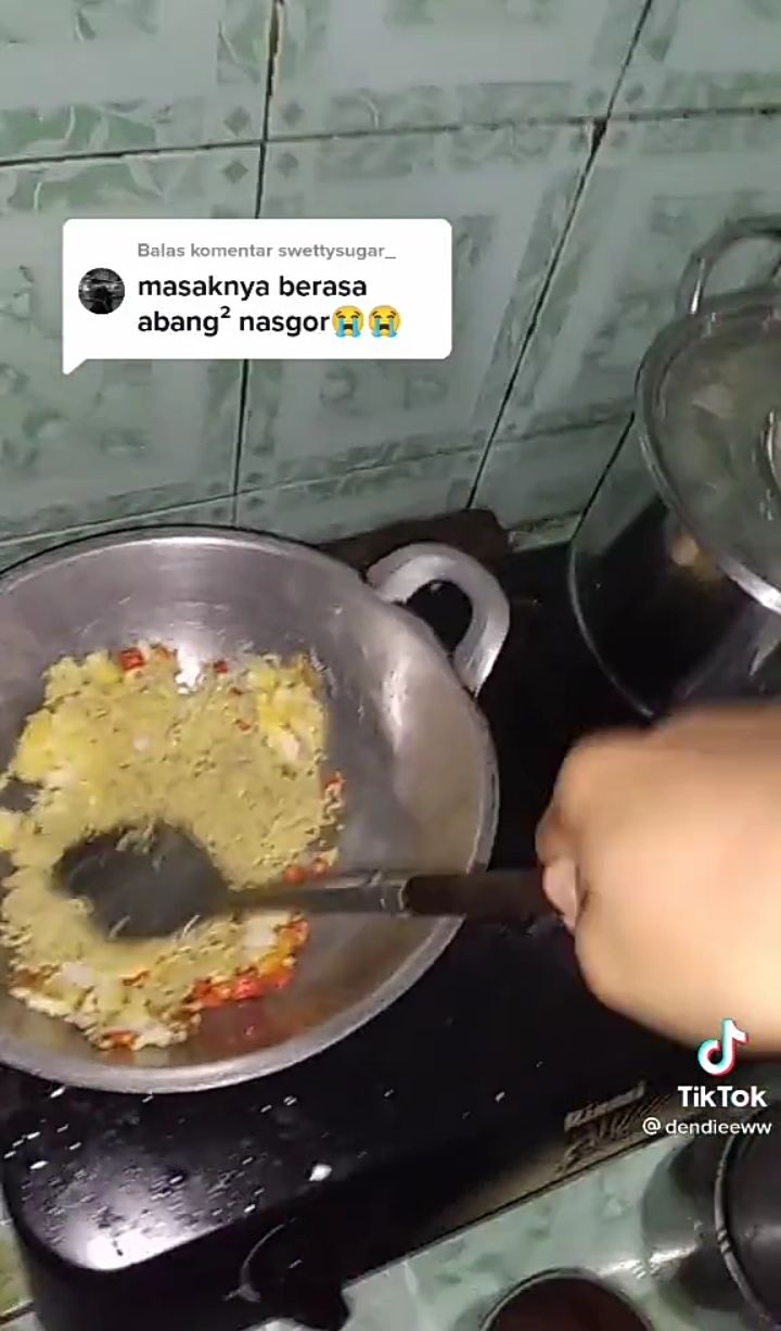Pamer Masak Mie Goreng Seperti Vlog, Netizen In Tumpahkan Kecap Sebotol