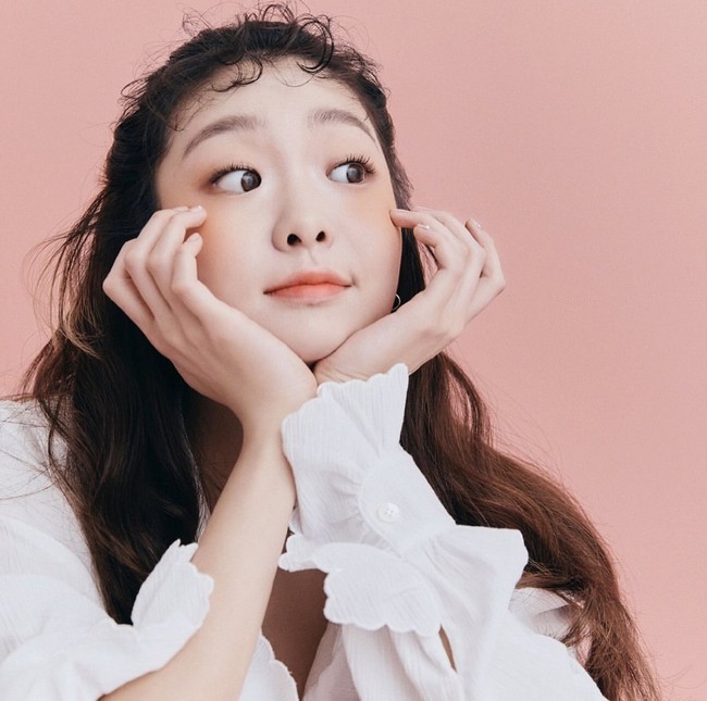 Beranjak dewasa, dia bertemu kembali dengan mantan pacarnya Choi Ung (pemain Choi Woo Shik) sebab film dokumenter yang mereka rekam 10 tahun lalu tiba-tiba viral. Foto: dok. Instagram @d_a___m_i