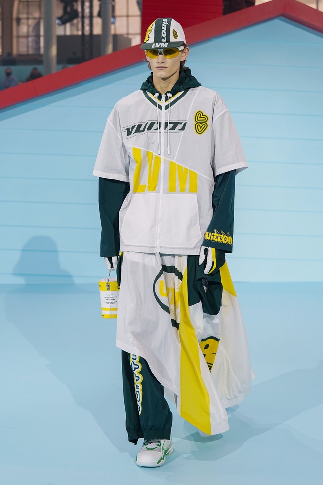 Fashion show Louis Vuitton Menswear Fall/Winter 2022-2023 di gelar di Paris, Prancis, 20 Januari 2022. Salah satu item yang menarik dari koleksi terbaru Louis Vuitton adalah tas berbentuk kaleng cat. Foto: Getty Images/Pascal Le Segretain.