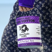 Fashion show Louis Vuitton Menswear Fall/Winter 2022-2023 di gelar di Paris, Prancis, 20 Januari 2022. Salah satu item yang menarik dari koleksi terbaru Louis Vuitton adalah tas berbentuk kaleng cat. Foto: Getty Images/Pascal Le Segretain.