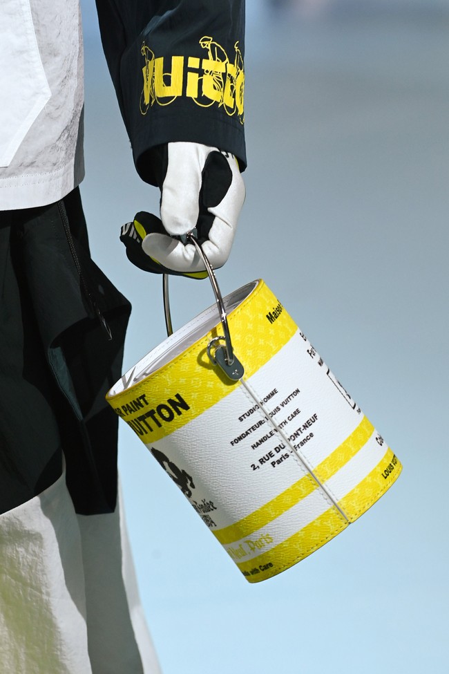 Fashion show Louis Vuitton Menswear Fall/Winter 2022-2023 di gelar di Paris, Prancis, 20 Januari 2022. Salah satu item yang menarik dari koleksi terbaru Louis Vuitton adalah tas berbentuk kaleng cat. Foto: Getty Images/Pascal Le Segretain.