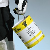 Fashion show Louis Vuitton Menswear Fall/Winter 2022-2023 di gelar di Paris, Prancis, 20 Januari 2022. Salah satu item yang menarik dari koleksi terbaru Louis Vuitton adalah tas berbentuk kaleng cat. Foto: Getty Images/Pascal Le Segretain.