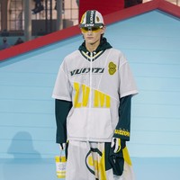 Fashion show Louis Vuitton Menswear Fall/Winter 2022-2023 di gelar di Paris, Prancis, 20 Januari 2022. Salah satu item yang menarik dari koleksi terbaru Louis Vuitton adalah tas berbentuk kaleng cat. Foto: Getty Images/Pascal Le Segretain.