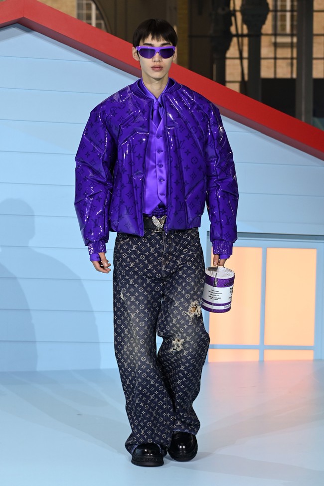 Fashion show Louis Vuitton Menswear Fall/Winter 2022-2023 di gelar di Paris, Prancis, 20 Januari 2022. Salah satu item yang menarik dari koleksi terbaru Louis Vuitton adalah tas berbentuk kaleng cat. Foto: Getty Images/Pascal Le Segretain.