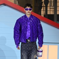 Fashion show Louis Vuitton Menswear Fall/Winter 2022-2023 di gelar di Paris, Prancis, 20 Januari 2022. Salah satu item yang menarik dari koleksi terbaru Louis Vuitton adalah tas berbentuk kaleng cat. Foto: Getty Images/Pascal Le Segretain.