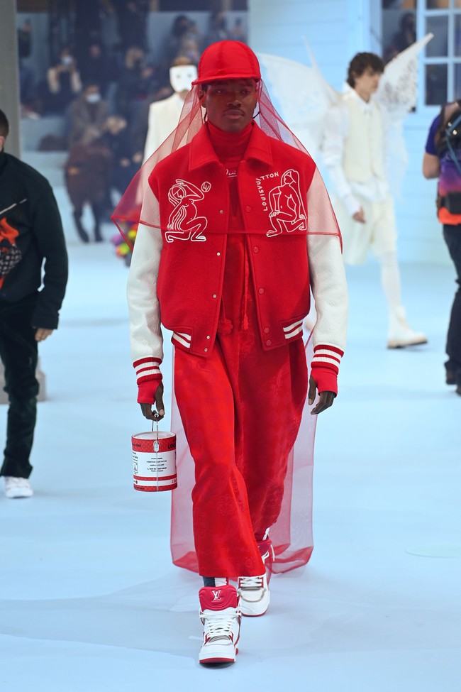 Fashion show Louis Vuitton Menswear Fall/Winter 2022-2023 di gelar di Paris, Prancis, 20 Januari 2022. Salah satu item yang menarik dari koleksi terbaru Louis Vuitton adalah tas berbentuk kaleng cat. Foto: Getty Images/Pascal Le Segretain.