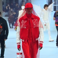 Fashion show Louis Vuitton Menswear Fall/Winter 2022-2023 di gelar di Paris, Prancis, 20 Januari 2022. Salah satu item yang menarik dari koleksi terbaru Louis Vuitton adalah tas berbentuk kaleng cat. Foto: Getty Images/Pascal Le Segretain.