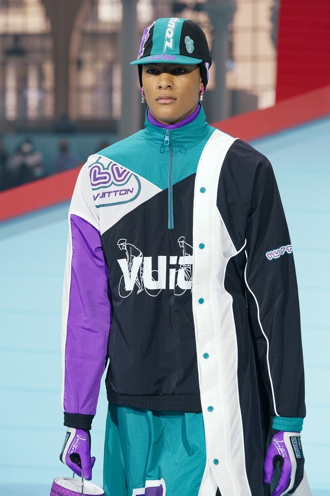 Fashion show Louis Vuitton Menswear Fall/Winter 2022-2023 di gelar di Paris, Prancis, 20 Januari 2022. Salah satu item yang menarik dari koleksi terbaru Louis Vuitton adalah tas berbentuk kaleng cat. Foto: Getty Images/Pascal Le Segretain.