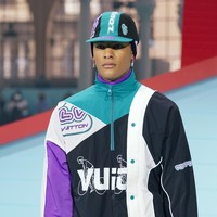 Fashion show Louis Vuitton Menswear Fall/Winter 2022-2023 di gelar di Paris, Prancis, 20 Januari 2022. Salah satu item yang menarik dari koleksi terbaru Louis Vuitton adalah tas berbentuk kaleng cat. Foto: Getty Images/Pascal Le Segretain.