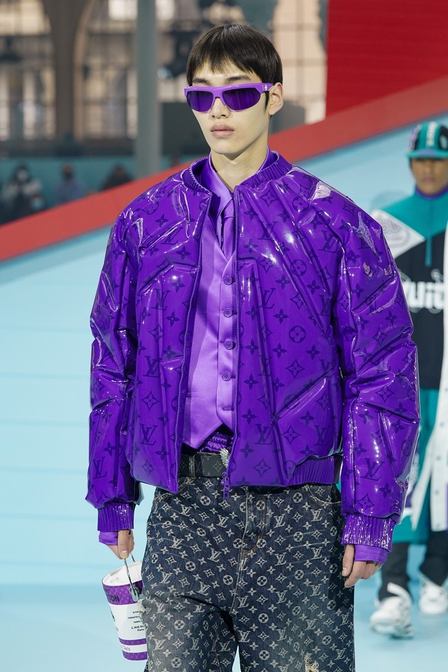 Fashion show Louis Vuitton Menswear Fall/Winter 2022-2023 di gelar di Paris, Prancis, 20 Januari 2022. Salah satu item yang menarik dari koleksi terbaru Louis Vuitton adalah tas berbentuk kaleng cat. Foto: Getty Images/Pascal Le Segretain.