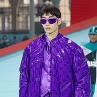 Fashion show Louis Vuitton Menswear Fall/Winter 2022-2023 di gelar di Paris, Prancis, 20 Januari 2022. Salah satu item yang menarik dari koleksi terbaru Louis Vuitton adalah tas berbentuk kaleng cat. Foto: Getty Images/Pascal Le Segretain.