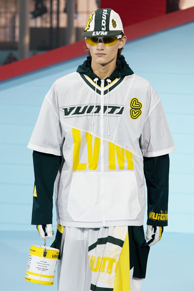 Fashion show Louis Vuitton Menswear Fall/Winter 2022-2023 di gelar di Paris, Prancis, 20 Januari 2022. Salah satu item yang menarik dari koleksi terbaru Louis Vuitton adalah tas berbentuk kaleng cat. Foto: Getty Images/Pascal Le Segretain.