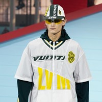 Fashion show Louis Vuitton Menswear Fall/Winter 2022-2023 di gelar di Paris, Prancis, 20 Januari 2022. Salah satu item yang menarik dari koleksi terbaru Louis Vuitton adalah tas berbentuk kaleng cat. Foto: Getty Images/Pascal Le Segretain.