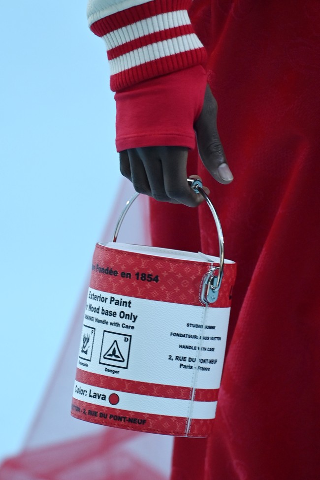 Fashion show Louis Vuitton Menswear Fall/Winter 2022-2023 di gelar di Paris, Prancis, 20 Januari 2022. Salah satu item yang menarik dari koleksi terbaru Louis Vuitton adalah tas berbentuk kaleng cat. Foto: Getty Images/Pascal Le Segretain.