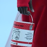 Fashion show Louis Vuitton Menswear Fall/Winter 2022-2023 di gelar di Paris, Prancis, 20 Januari 2022. Salah satu item yang menarik dari koleksi terbaru Louis Vuitton adalah tas berbentuk kaleng cat. Foto: Getty Images/Pascal Le Segretain.