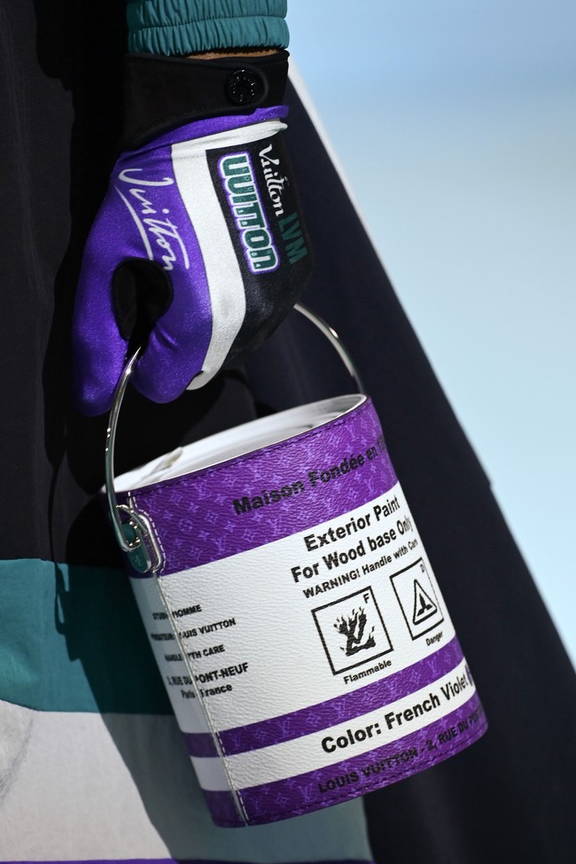 Fashion show Louis Vuitton Menswear Fall/Winter 2022-2023 di gelar di Paris, Prancis, 20 Januari 2022. Salah satu item yang menarik dari koleksi terbaru Louis Vuitton adalah tas berbentuk kaleng cat. Foto: Getty Images/Pascal Le Segretain.