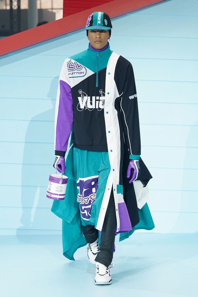 Fashion show Louis Vuitton Menswear Fall/Winter 2022-2023 di gelar di Paris, Prancis, 20 Januari 2022. Salah satu item yang menarik dari koleksi terbaru Louis Vuitton adalah tas berbentuk kaleng cat. Foto: Getty Images/Pascal Le Segretain.