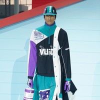 Fashion show Louis Vuitton Menswear Fall/Winter 2022-2023 di gelar di Paris, Prancis, 20 Januari 2022. Salah satu item yang menarik dari koleksi terbaru Louis Vuitton adalah tas berbentuk kaleng cat. Foto: Getty Images/Pascal Le Segretain.