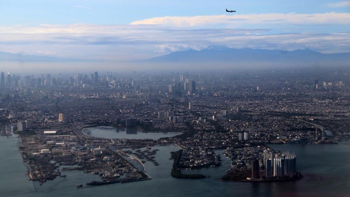 KONDISI KOTA JAKARTA Foto udara pemandangan kota Jakarta, Jumat (21/1/2022). Berdasarkan data Badan Penanggulangan Bencana Daerah (BPBD) Jakarta, penurunan permukaan tanah yang diakibatkan oleh eksploitasi air yang berlebihan dan pembangunan infrastruktur semakin meningkatkan ancaman banjir dan kerentanan wilayah DKI Jakarta. ANTARA FOTO/Jessica Helena Wuysang/aww.