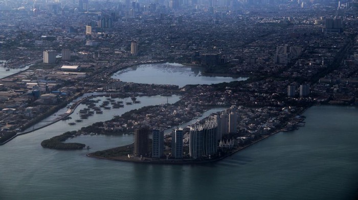 KONDISI KOTA JAKARTA Foto udara pemandangan kota Jakarta, Jumat (21/1/2022). Berdasarkan data Badan Penanggulangan Bencana Daerah (BPBD) Jakarta, penurunan permukaan tanah yang diakibatkan oleh eksploitasi air yang berlebihan dan pembangunan infrastruktur semakin meningkatkan ancaman banjir dan kerentanan wilayah DKI Jakarta. ANTARA FOTO/Jessica Helena Wuysang/aww.