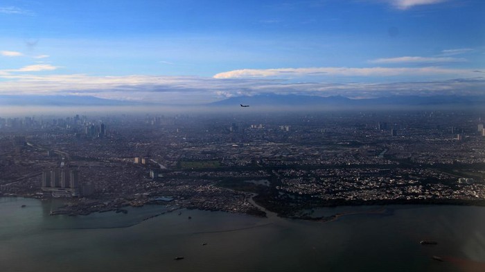 KONDISI KOTA JAKARTA Foto udara pemandangan kota Jakarta, Jumat (21/1/2022). Berdasarkan data Badan Penanggulangan Bencana Daerah (BPBD) Jakarta, penurunan permukaan tanah yang diakibatkan oleh eksploitasi air yang berlebihan dan pembangunan infrastruktur semakin meningkatkan ancaman banjir dan kerentanan wilayah DKI Jakarta. ANTARA FOTO/Jessica Helena Wuysang/aww.
