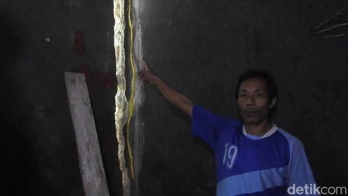 Kondisi rumah warga yang rusak di Desa Aribaya, Kecamatan Pagentan, Banjarnegara akibat tanah gerak