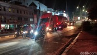Lokasi turunan yang menjadi jalur tabrakan beruntun maut di Balikpapan berada di Jalan Soekarno Hatta. Terlihat pengendara saat ini menunggu di traffic light dengan kondisi normal.