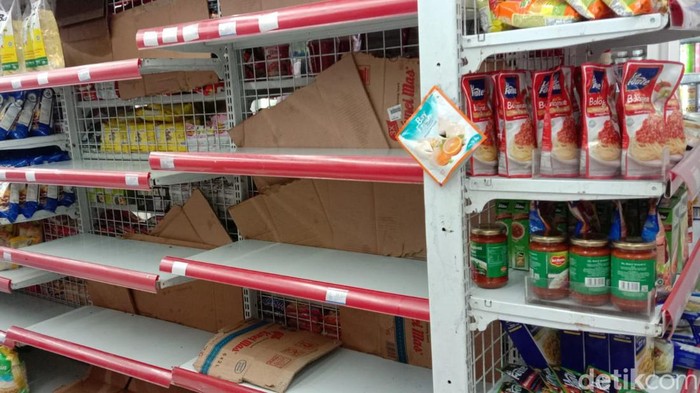 Kebijakan minyak goreng satu harga Rp 14.000/liter berlaku sejak Rabu (19/1). Stok tersebut kosong di beberapa ritel karena ludes diborong. Begini penampakannya.