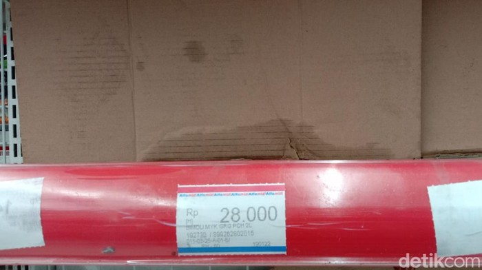Kosong Melompong! Minyak Goreng Rp 14.000/Liter Ludes Diborong Kebijakan minyak goreng satu harga Rp 14.000/liter berlaku sejak Rabu (19/1). Stok tersebut kosong di beberapa ritel karena ludes diborong. Begini penampakannya.