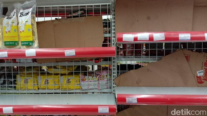 Kosong Melompong! Minyak Goreng Rp 14.000/Liter Ludes Diborong Kebijakan minyak goreng satu harga Rp 14.000/liter berlaku sejak Rabu (19/1). Stok tersebut kosong di beberapa ritel karena ludes diborong. Begini penampakannya.