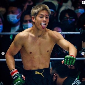 Potret Petarung MMA Tampan yang Viral di TikTok, Disebut Mirip Park Bo Gum Potret Petarung MMA Tampan yang Viral di TikTok, Disebut Mirip Park Bo Gum