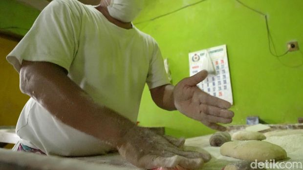Widagdo membuat kue moho, makanan tradisional khas Solo yang biasa digunakan sebagai sesajen Imlek.
