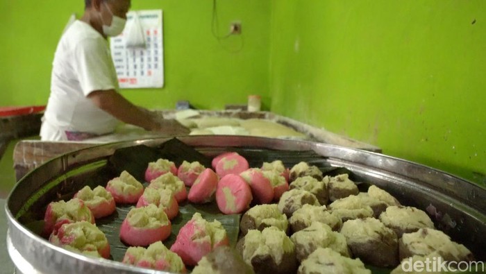 Widagdo membuat kue moho, makanan tradisional khas Solo yang biasa digunakan sebagai sesajen Imlek.