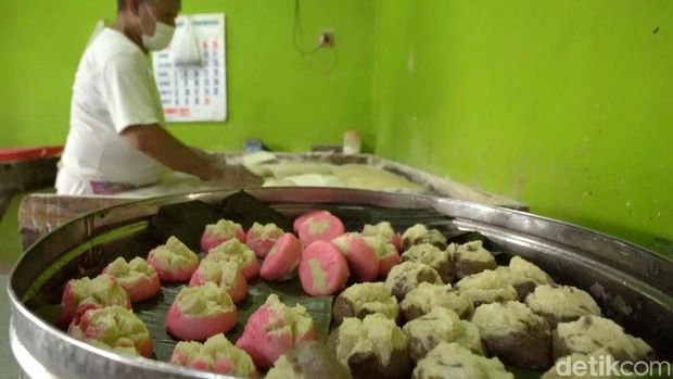 Widagdo membuat kue moho, makanan tradisional khas Solo yang biasa digunakan sebagai sesajen Imlek.