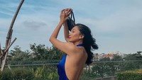 Gaya Lala Choo saat memerankan Lastri dengan kehidupan aslinya begitu berbeda. Foto: Instagram