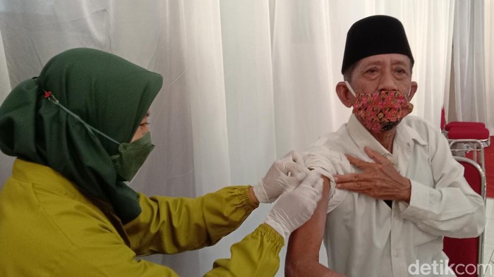 Lansia di Kudus mulai menerima suntikan booster, Jumat (21/1/2022).