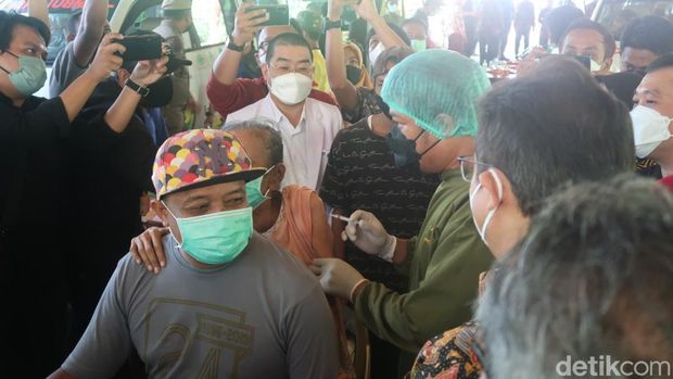 Lansia divaksin di atas motor di Bantul, Jumat (21/1/2022).