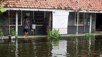 Menurut Kepala Lapas Kelas IIA Pekalongan Imam Purwanto, lapas itu tergenang banjir sejak dua hari lalu.