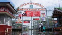 Petugas berjaga di sekitar gerbang Lapas Kelas IIA Pekalongan yang tergenang banjir, Jumat (21/1/2022).
