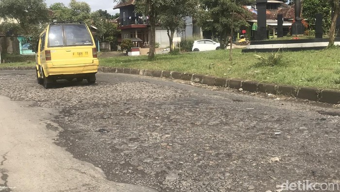 Lokasi jalan yang rusak itu berada di Jalan Jalur Lingkar Selatan dan Jalan Pembangunan, Kota Sukabumi yang rusak dan berlubang