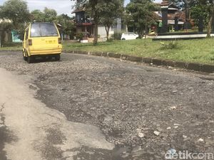 Dear Pemprov Jabar, Jalan Lingkar Selatan Sukabumi Rusak-Berlubang