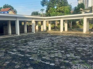 Satu Tas Penuh! ABG Ketahuan Curi Sandal Jemaah Salat Jumat di Tangsel