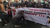 Desak Arteria Dipecat, Demonstran di Cianjur Ancam Boikot PDIP di Pemilu