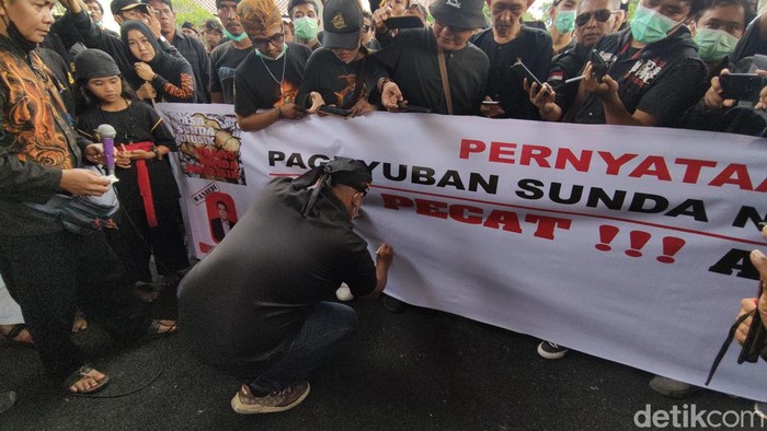 Masyarakat Cianjur yang tergabung dalam Paguyuban Sunda Ngahiji gelar aksi ke DPRD Cianjur